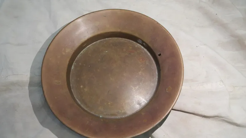لگن قدیمی برنجی از یک طرف سوراخ دار