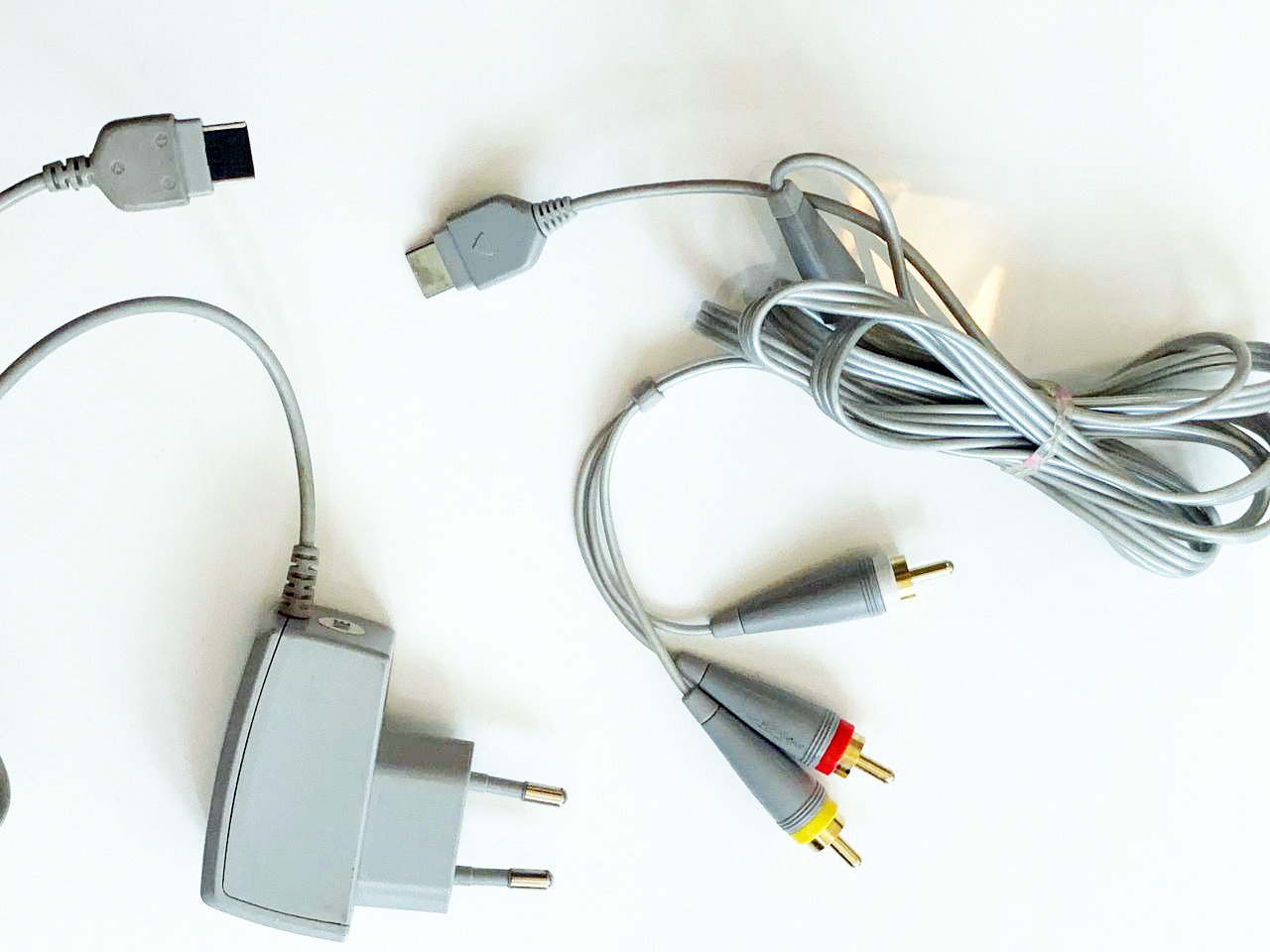 شارژر موبایل قدیمی سامسونگ و کابل اتصال TV