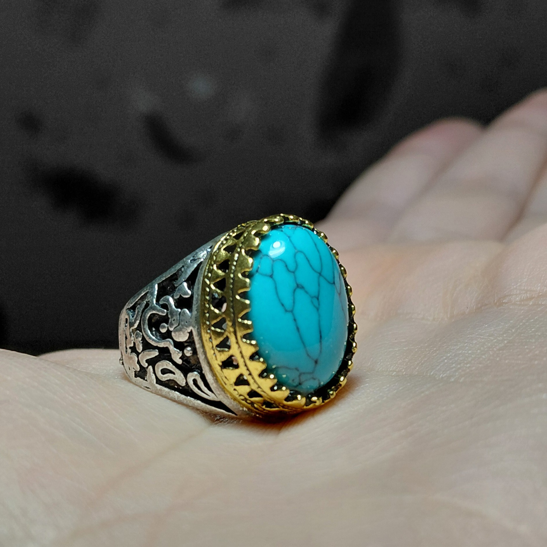 انگشتر با نگین فیروزه وبا رکاب طرح قلم زنی