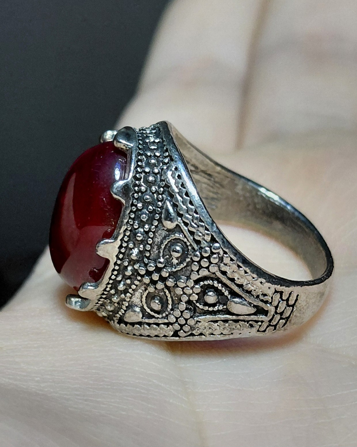 انگشتر با نگین سنتیک و رکاب طرح قلم زنی