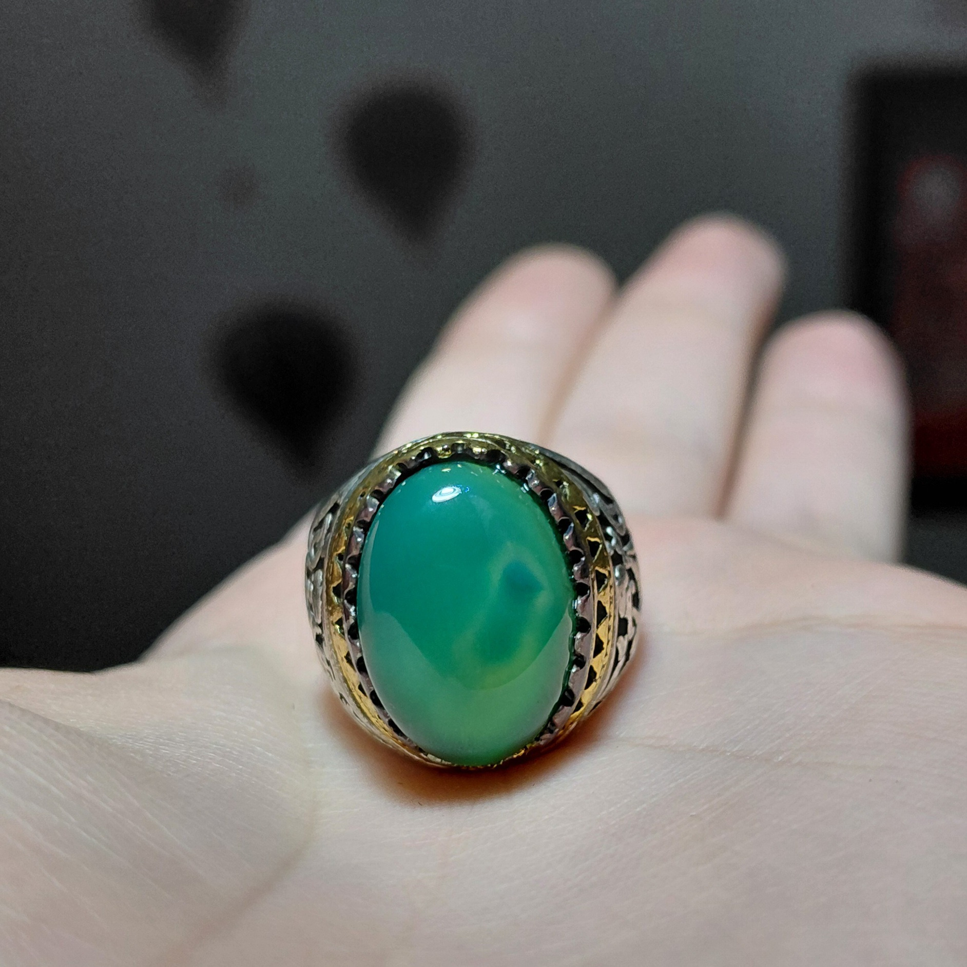 انگشتر عقیق با رکاب طرح قلم زنی