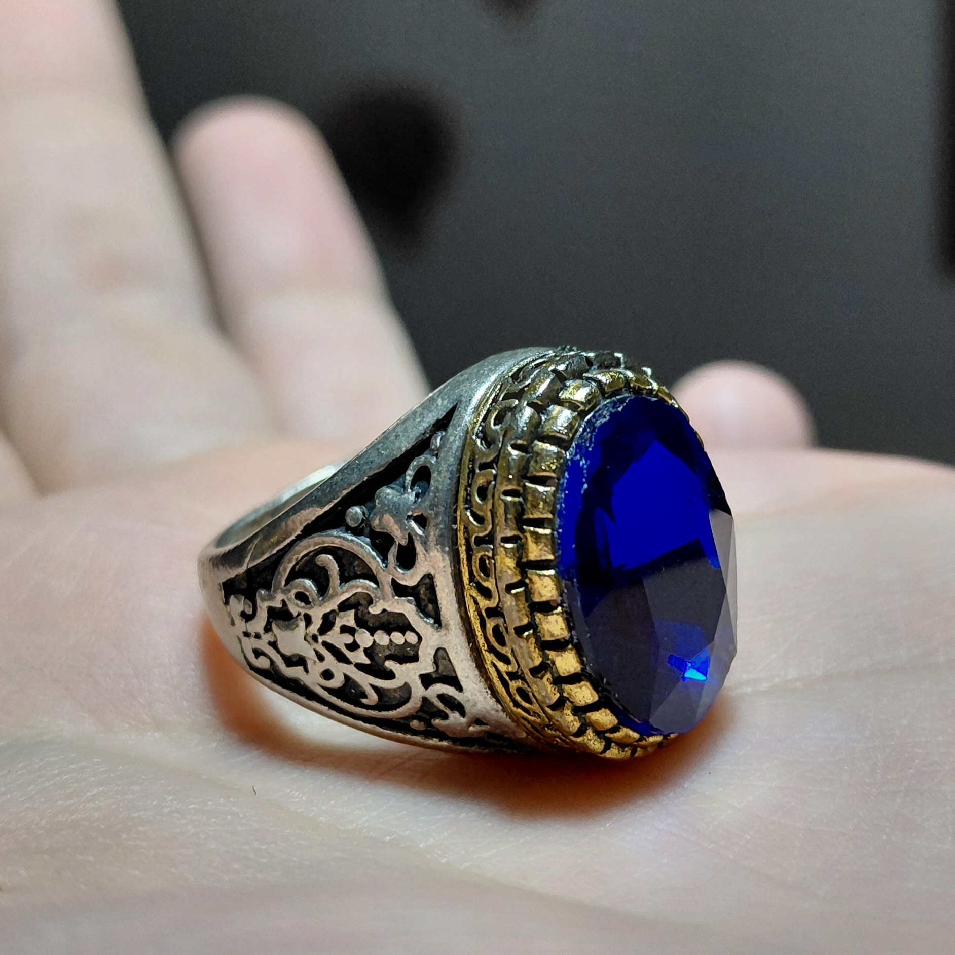 انگشتر با رکاب قلم زنی  و با نگین سنتیک