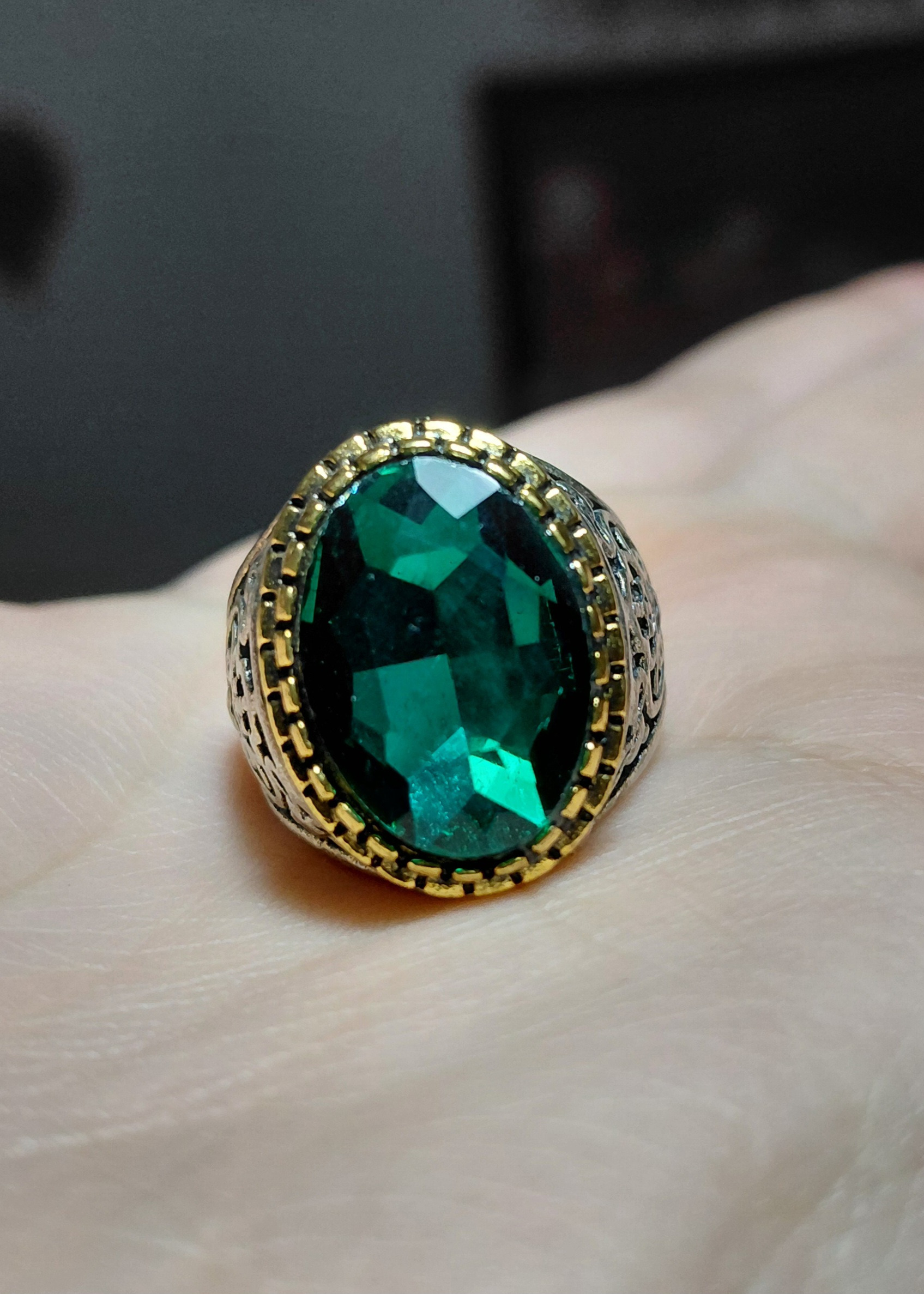 انگشتر با نگین سنتیک و رکاب طرح زیبا