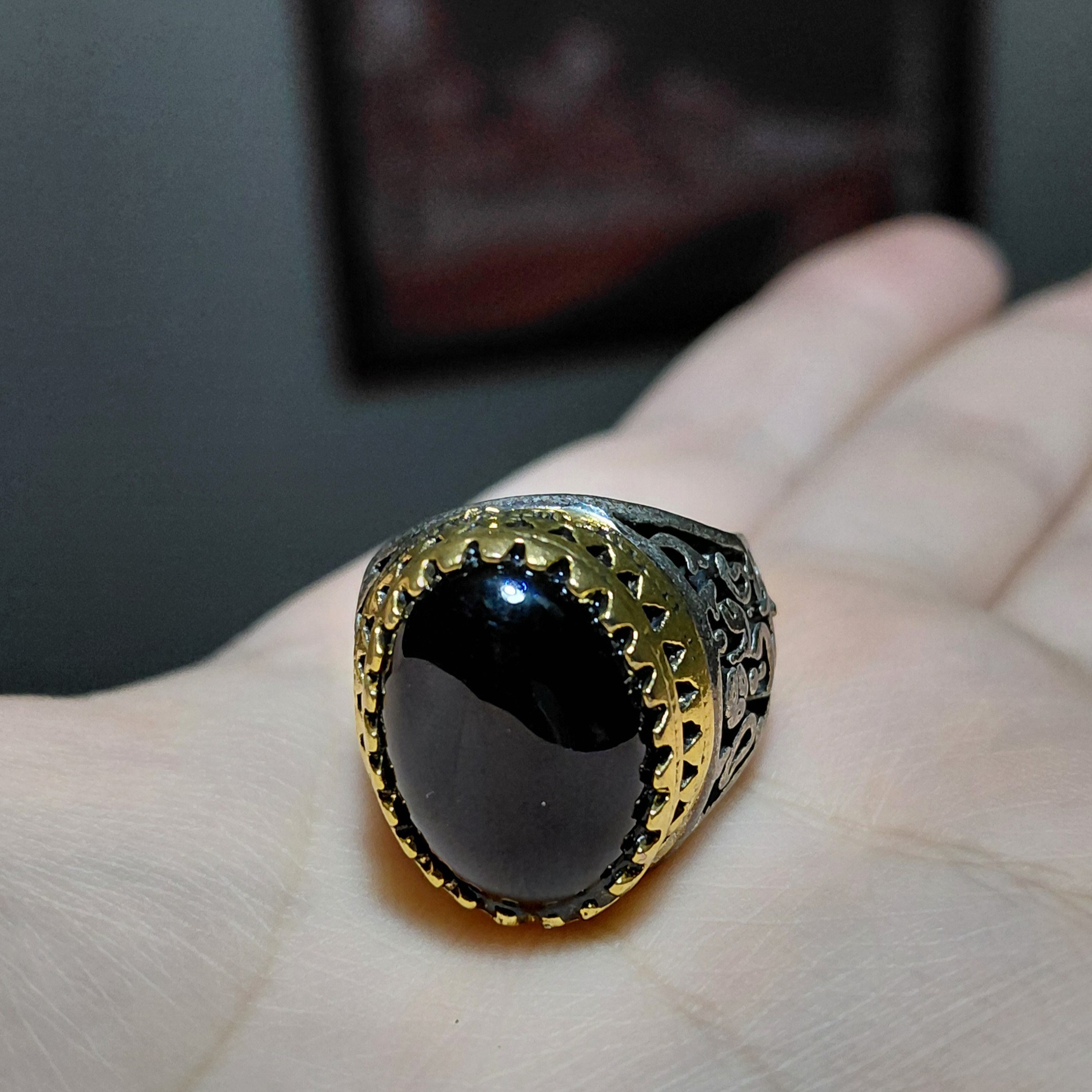 انگشتر با نگین عقیق و رکاب طرح قلم زنی