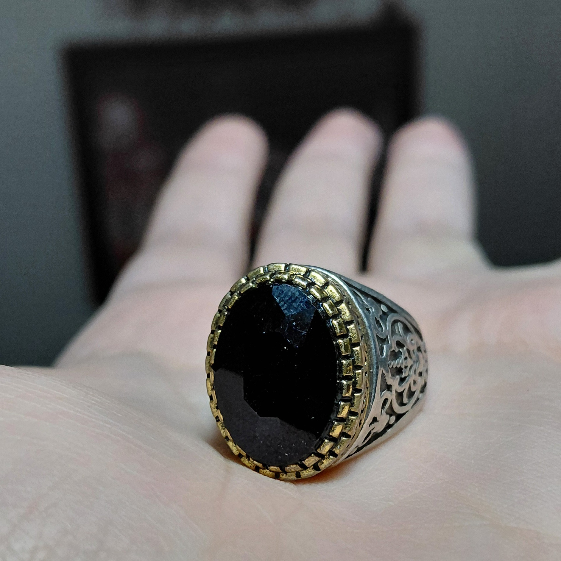 انگشتر با نگین سنتیک و رکاب طرح قلم زنی