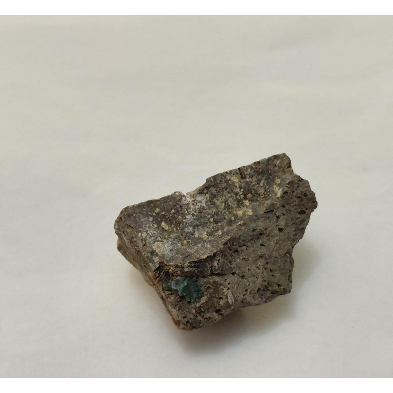 سنگ طبیعی رنگ تیره زیبا