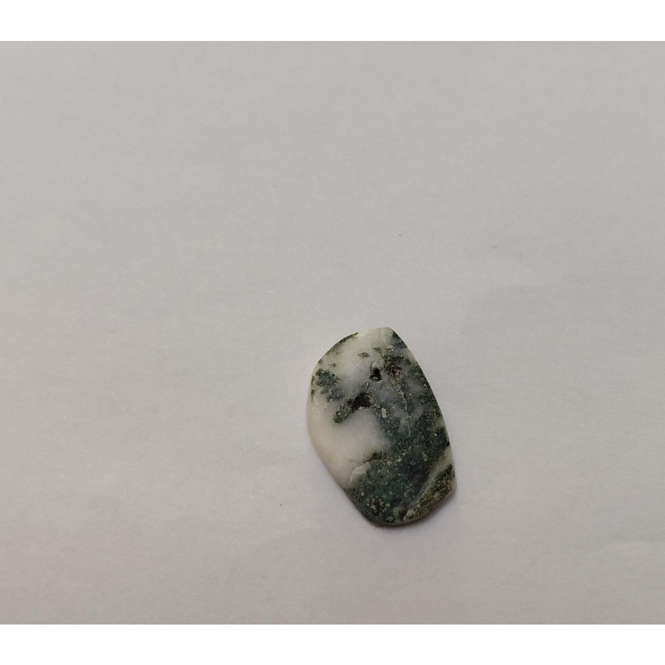 سنگ جید با رگه های سیاه