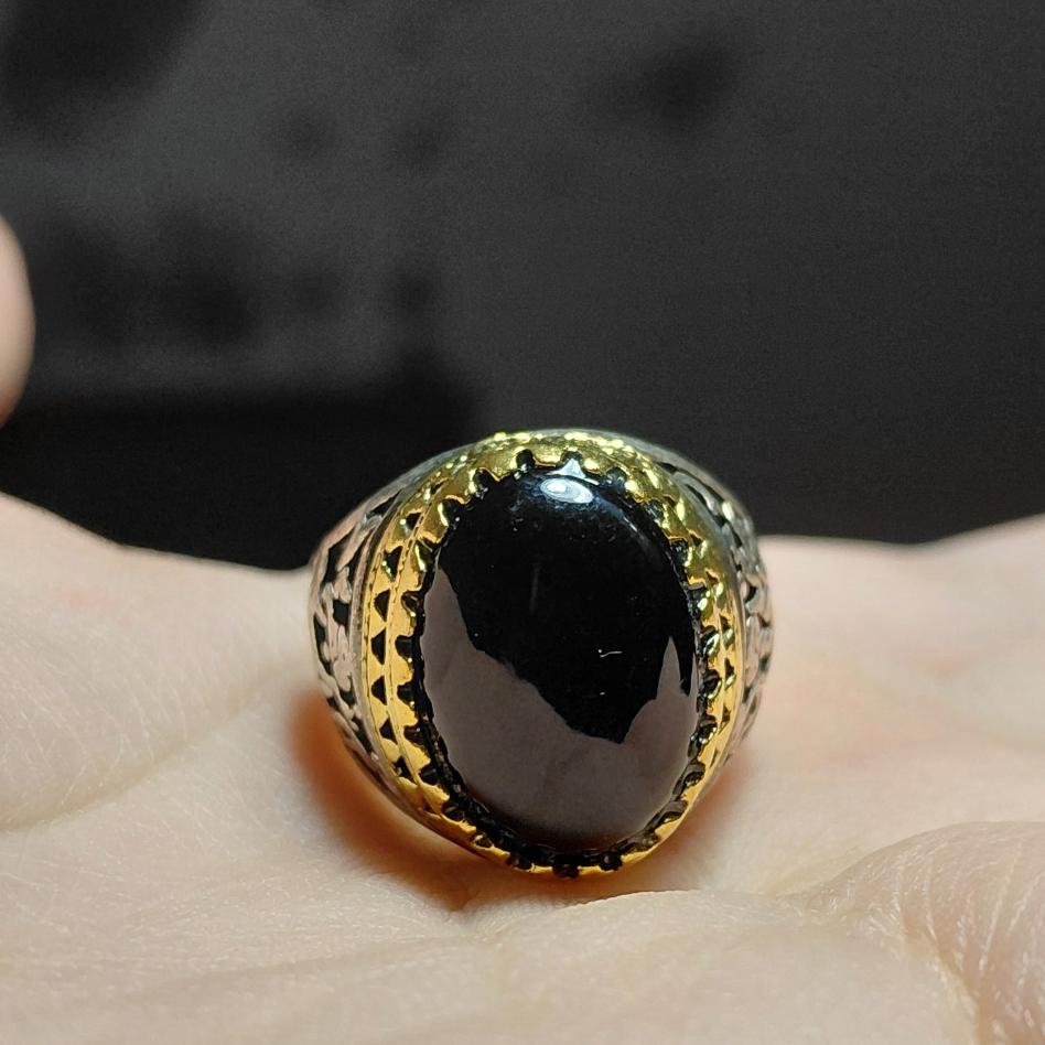 انگشتر با نگین سیاه با رکاب طرح قلم زنی