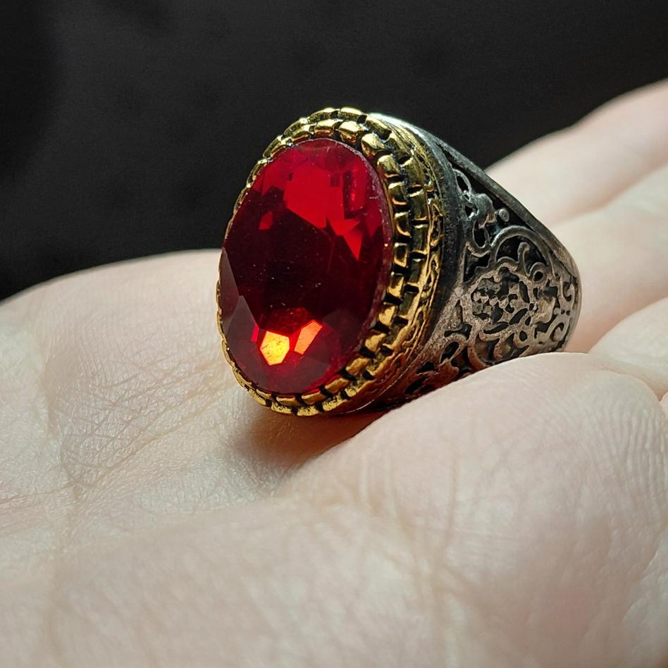 انگشترنگین یاقوت صنعتی با رکاب طرح قلم زنی