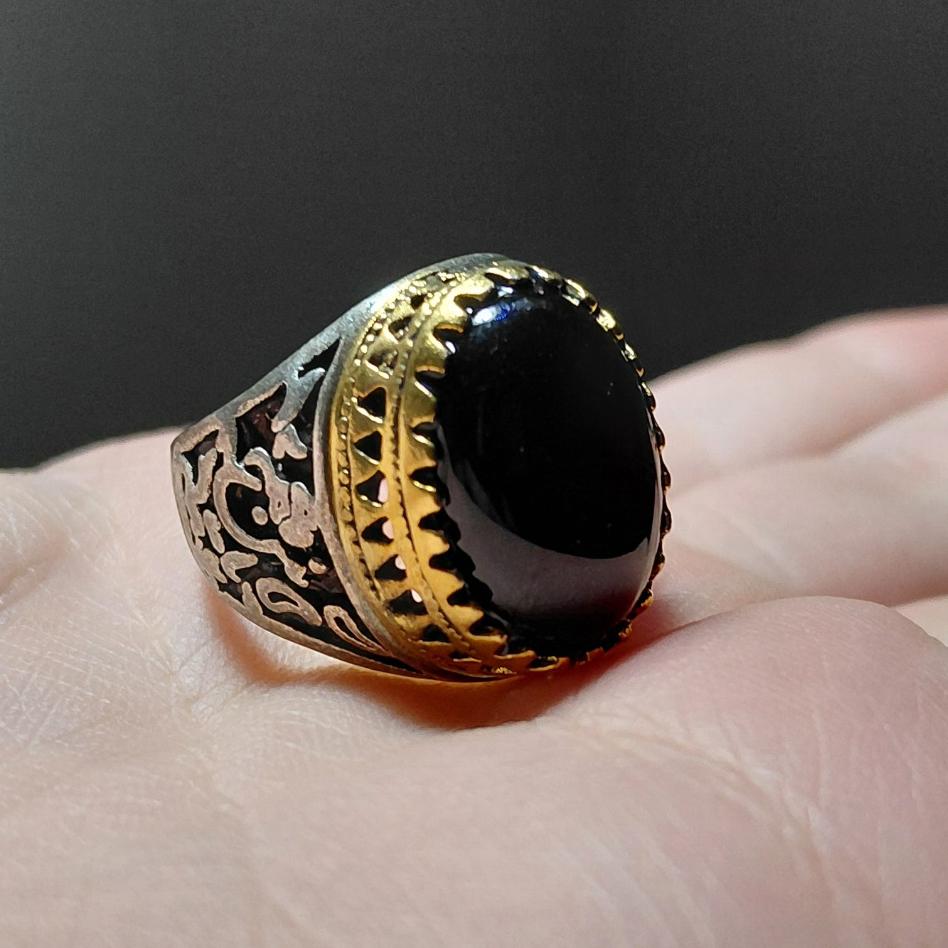 انگشتر با نگین عقیق سیاه و رکاب طرح قلم زنی