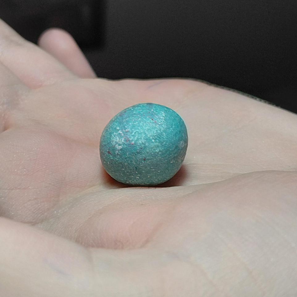 یه تیکه گوی گرد سیمانی میناتوری
