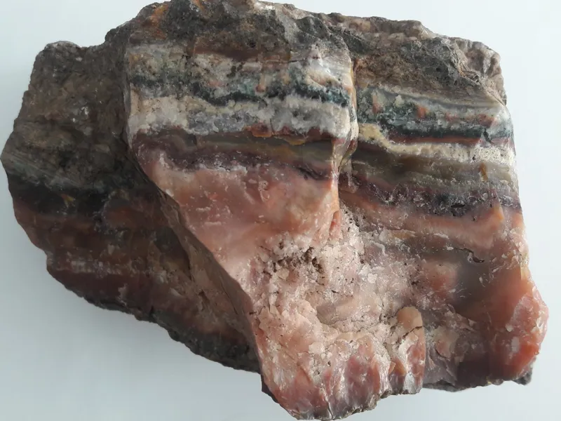 سنگ راف و تراش نخورده با وزن 3147 گرم