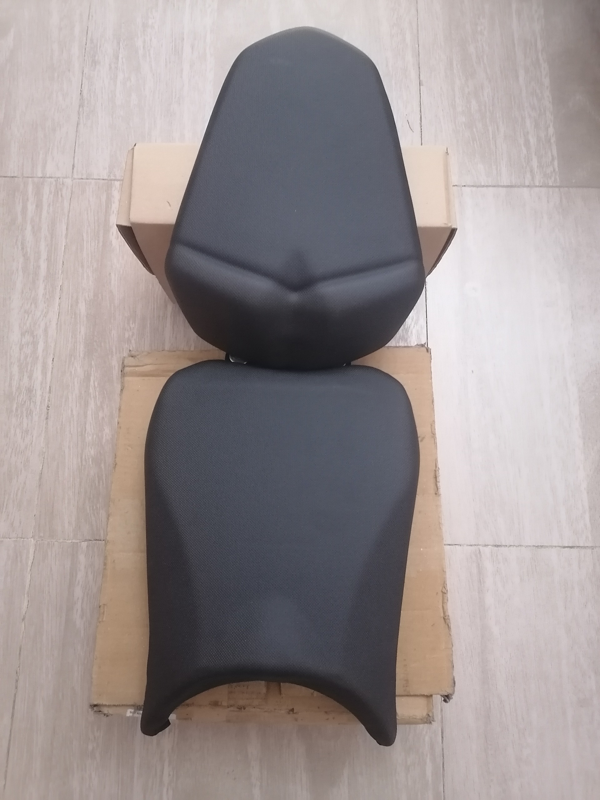 زین موتورسیکلت آر اس 200