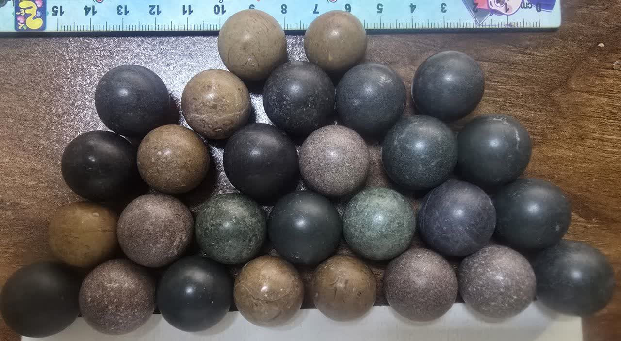 28 گوی سنگ رودخونه ای دکوری با قطر حدود 2 سانت
