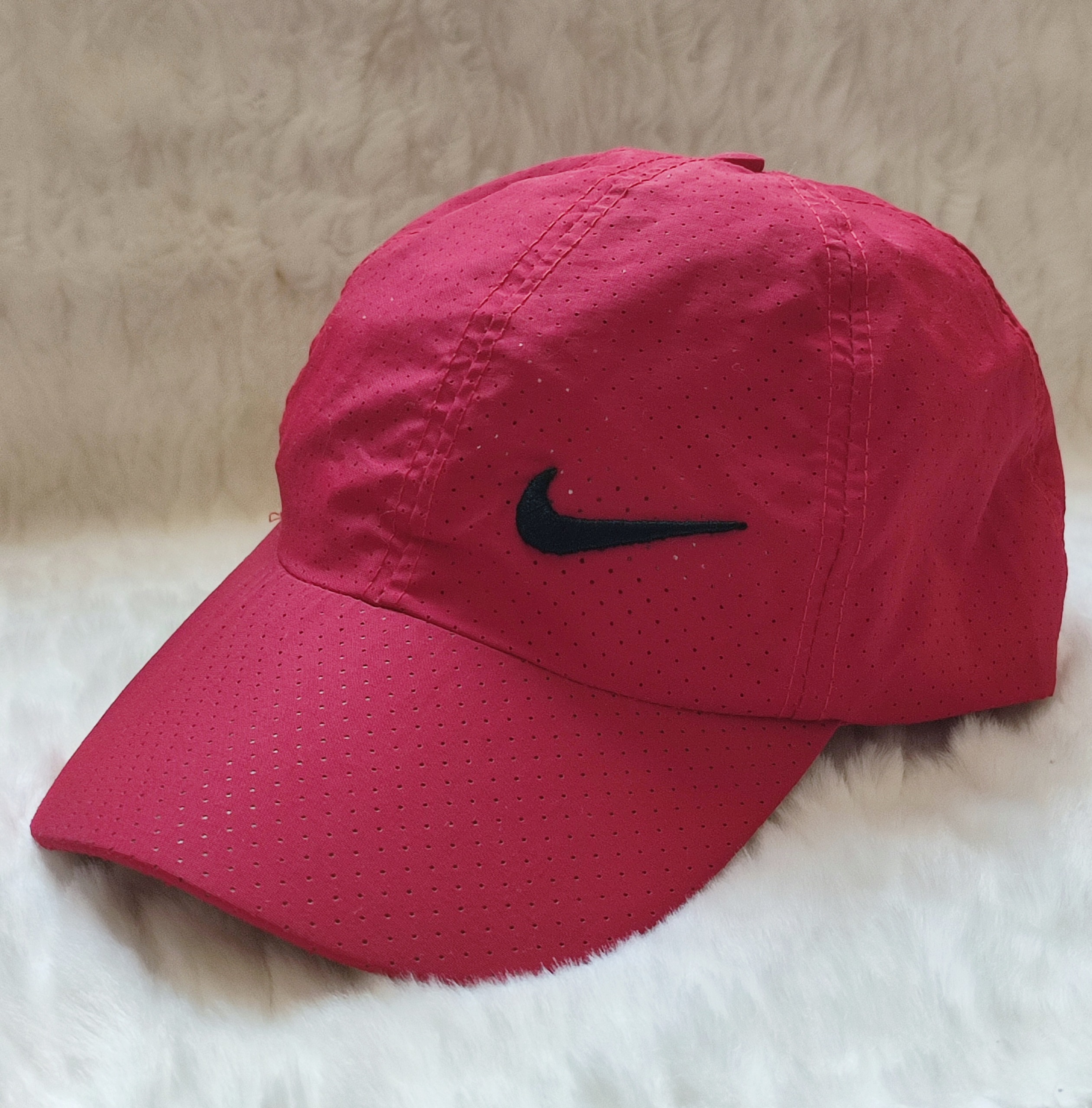 کلاه کپ قرمز طرح نایک