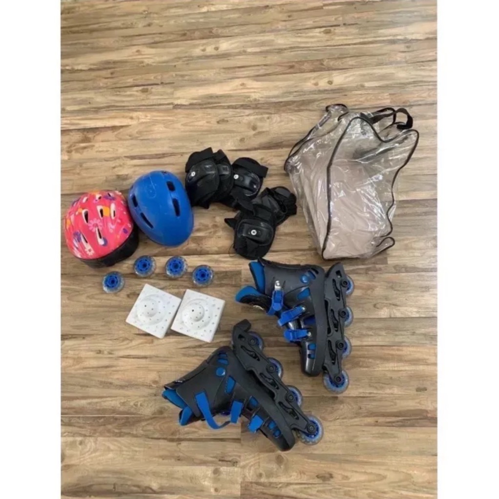 کفش اسکیت و دو عدد کلاه اسکیت و تایر زاپاش و کیف