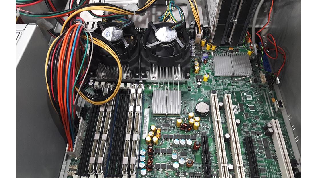 سرور قدیمی SERVER WITH XEON