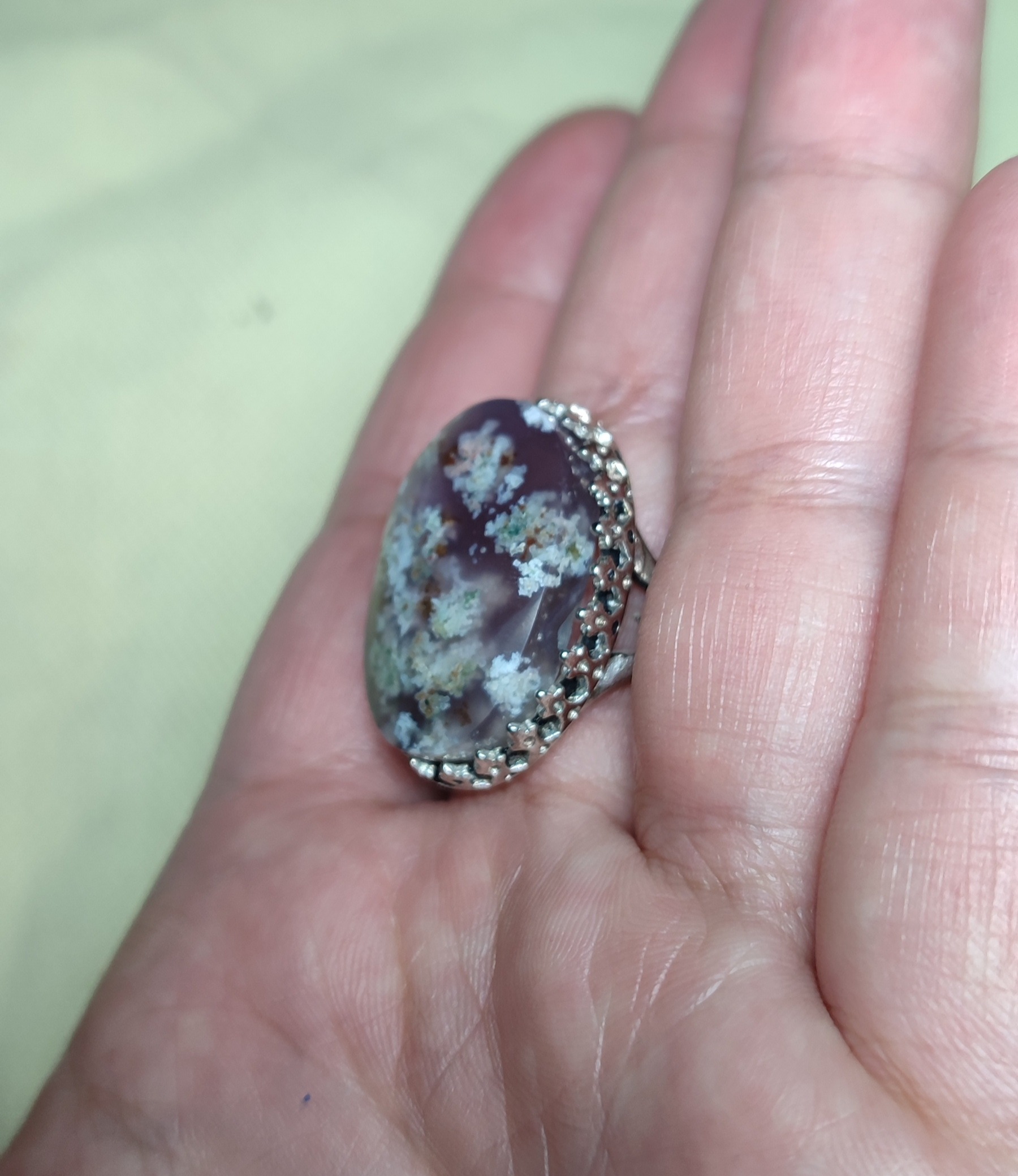 انگشتر آلیاژی مزین به نگین شجرهفت رنگ بینظیر