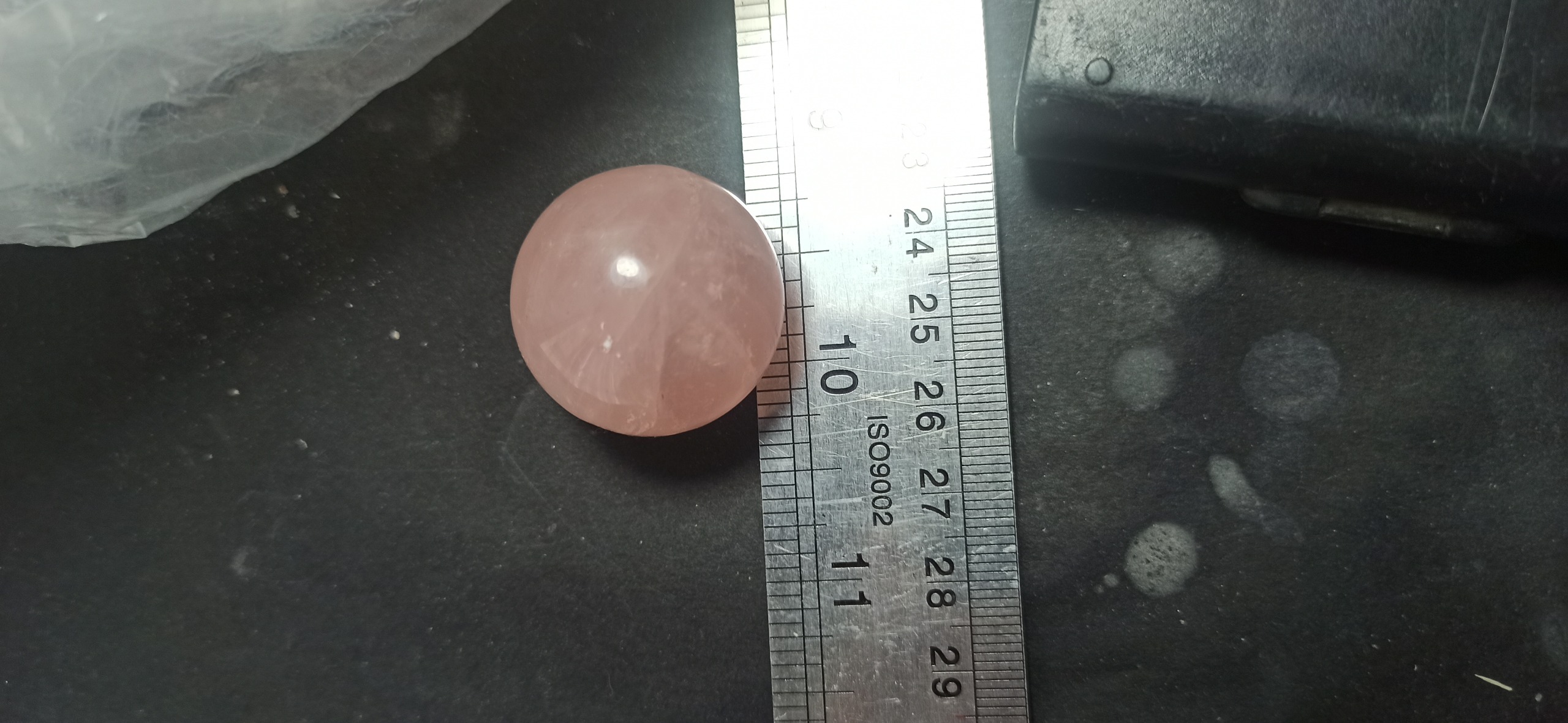 یک عدد گوی گوهرسنگ رزکوارتز ( کره گوی رزکوارتز)