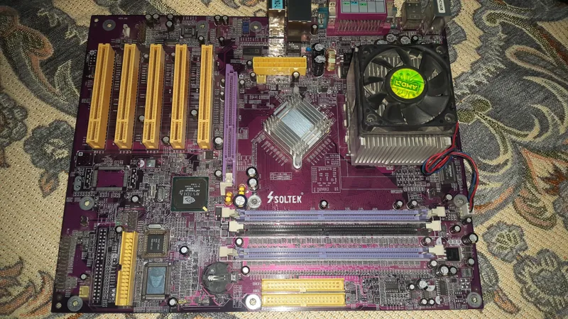 مادربرد قدیمی سولتک بهمراه CPU و فن (041)