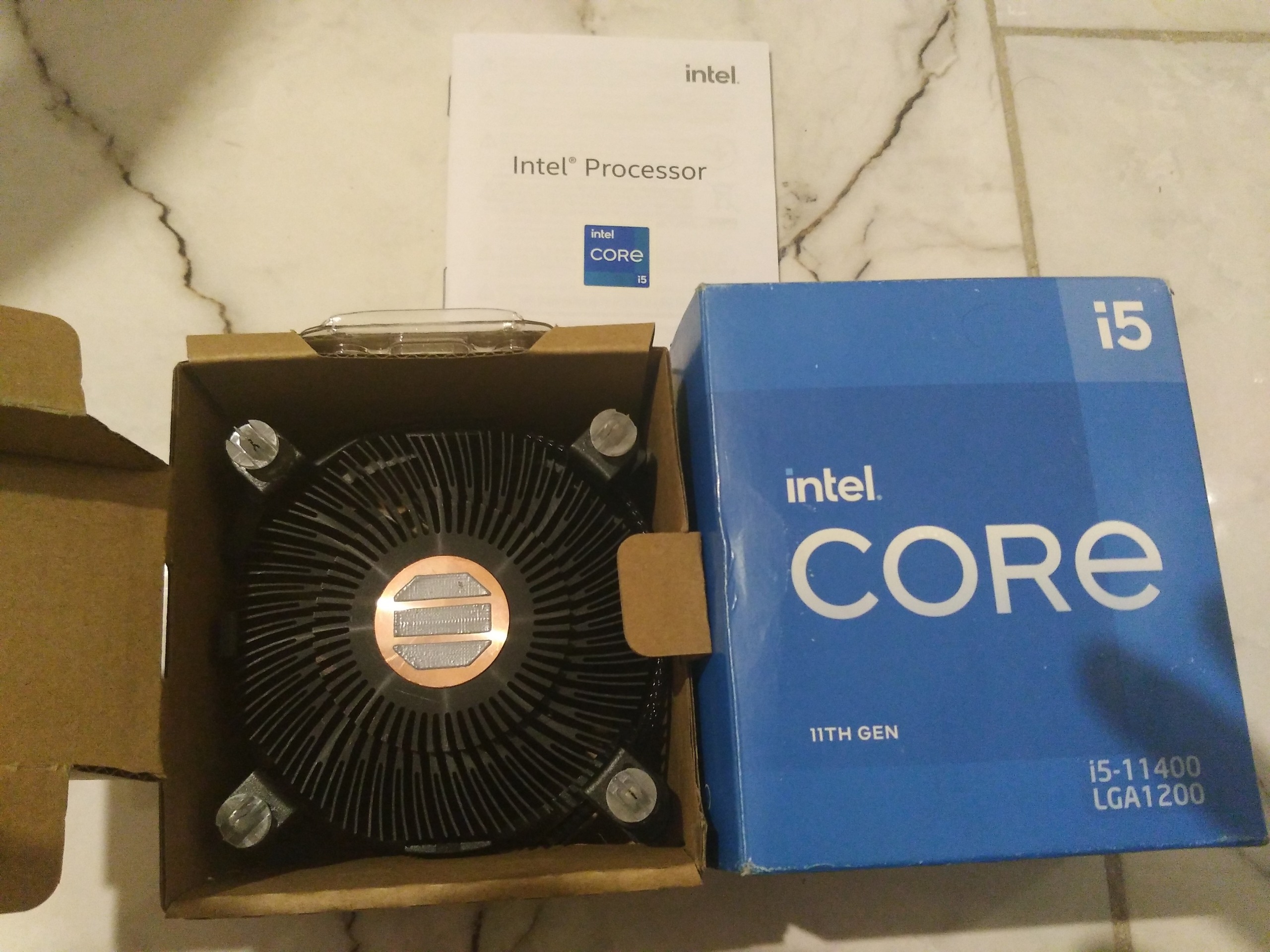 جعبه و دفترچه و فن آکبند پردازنده i5 11400 اینتل