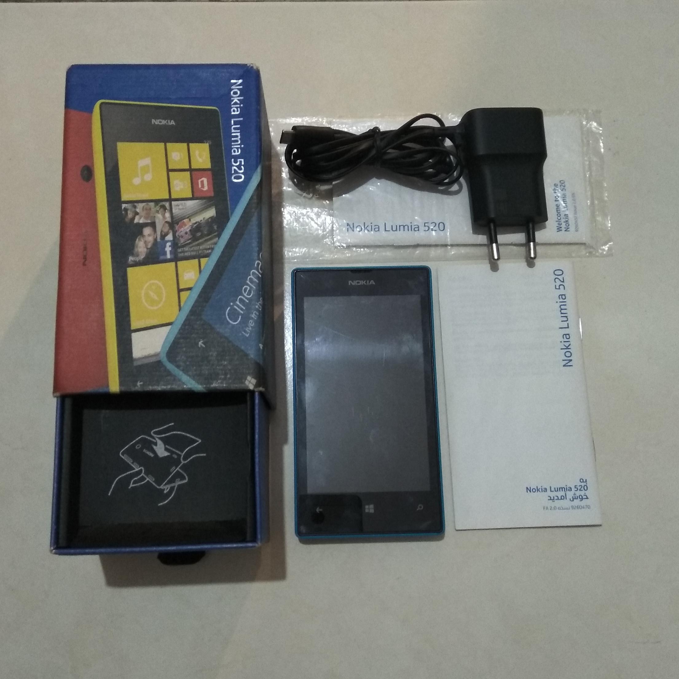 نوکیا لومیا 520 معیوب با جعبه و شارژر اصلی