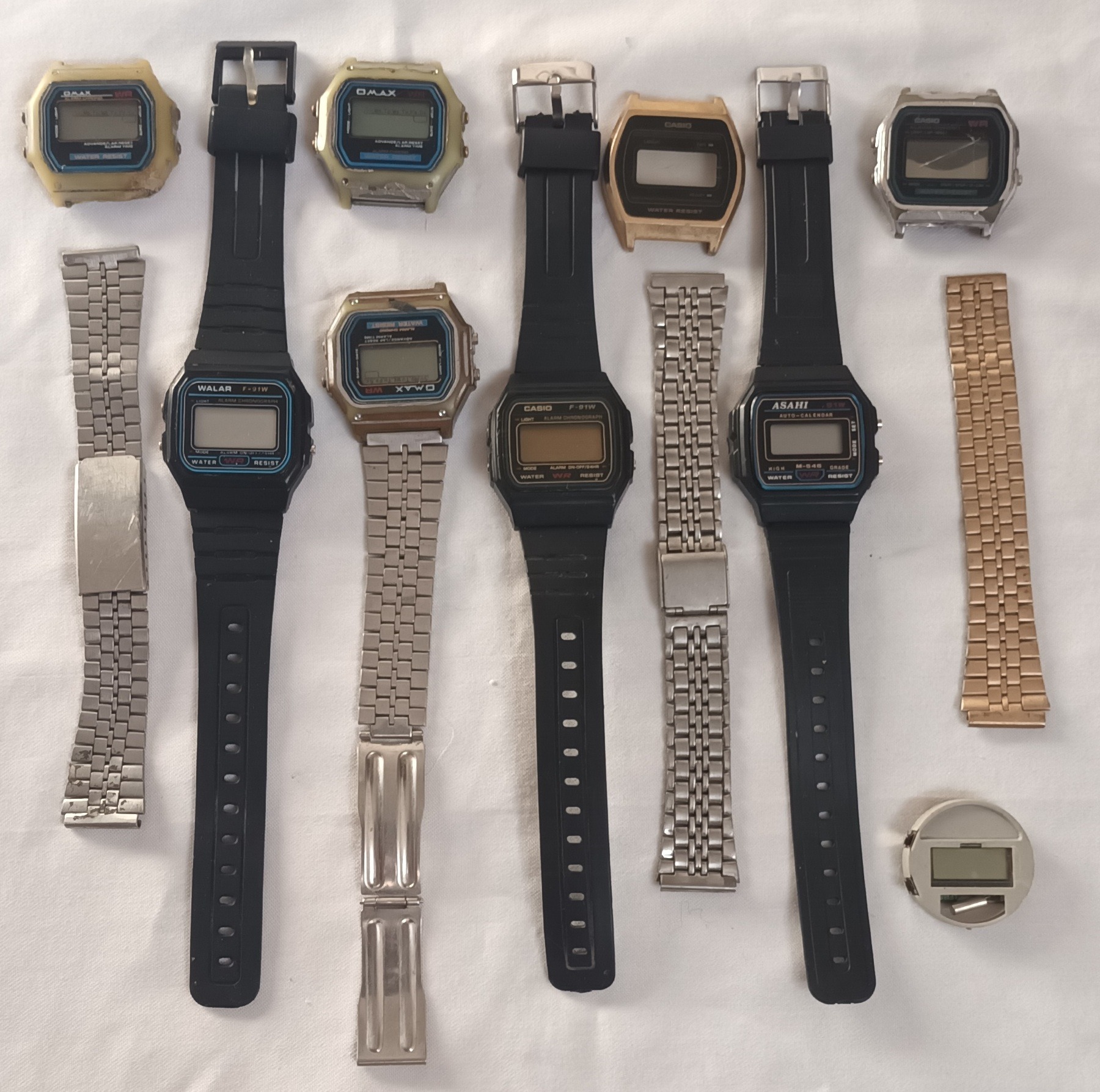 تعدادی ساعت دیجیتال معیوب