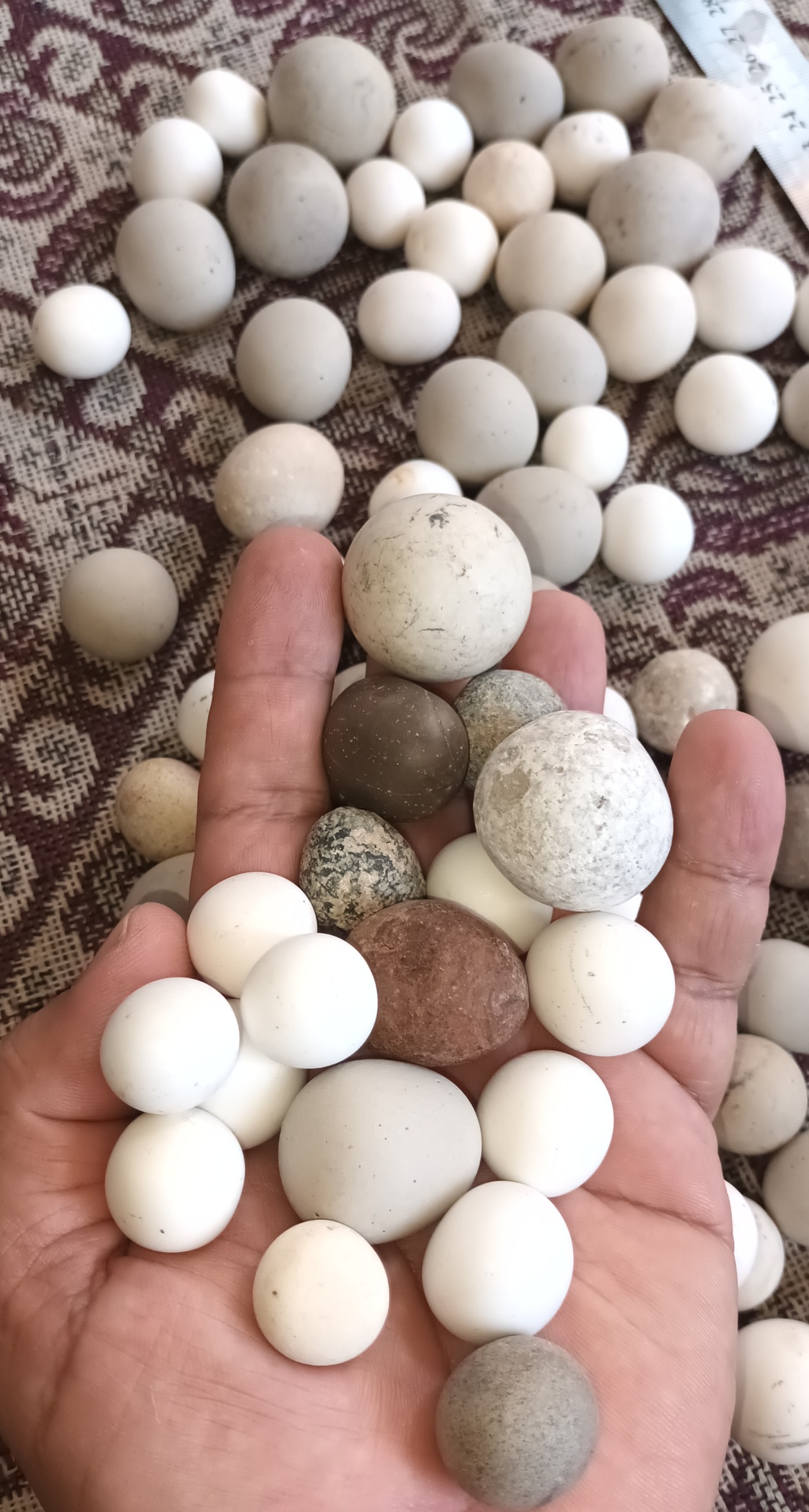 تعدادی سنگ تزیینی