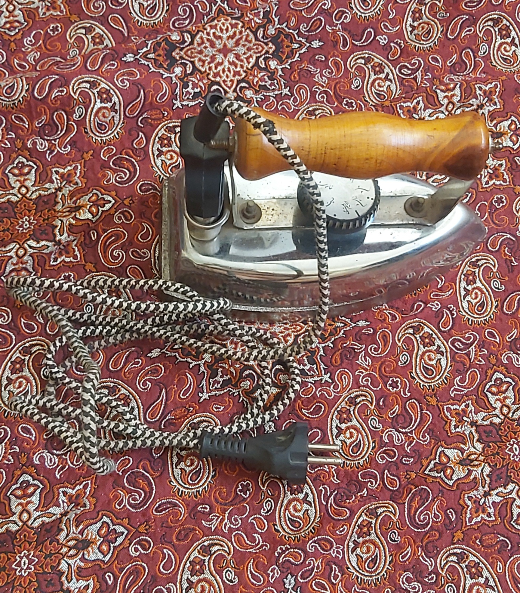 اتو قدیمی نوستولوژی سنگین وسالم مطابق تصویر
