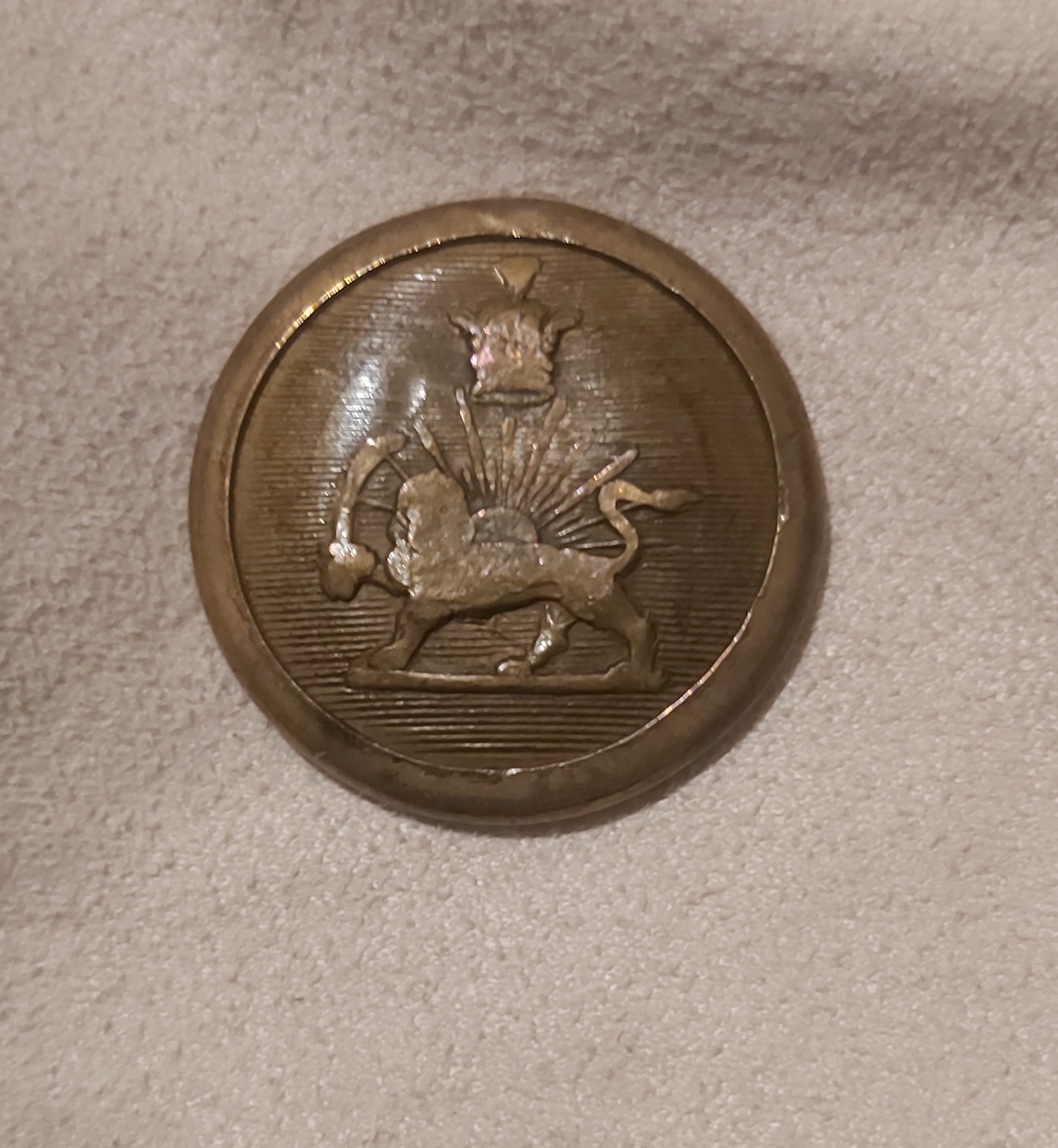 دکمه اصل ضرابخانه شاهنشاهی مطابق تصویر