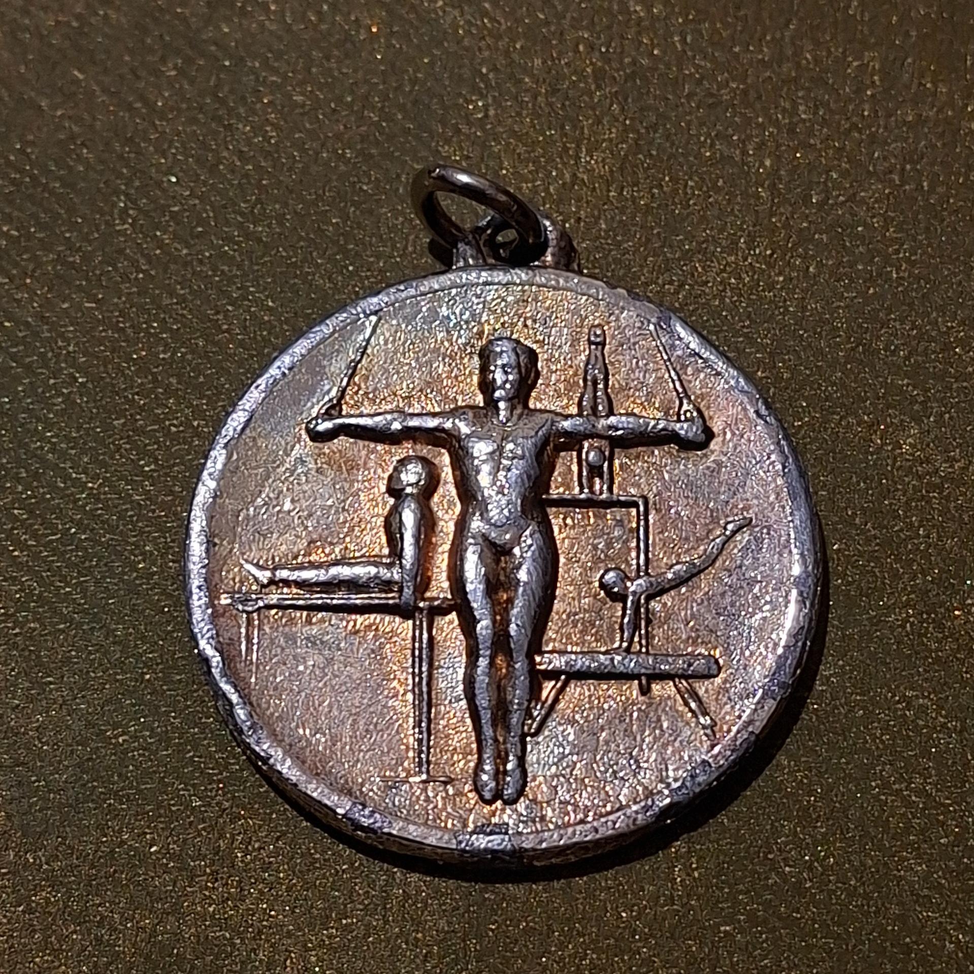 مدال کمیاب ژیمناستیک دوره پهلوی روکش طلا بوده