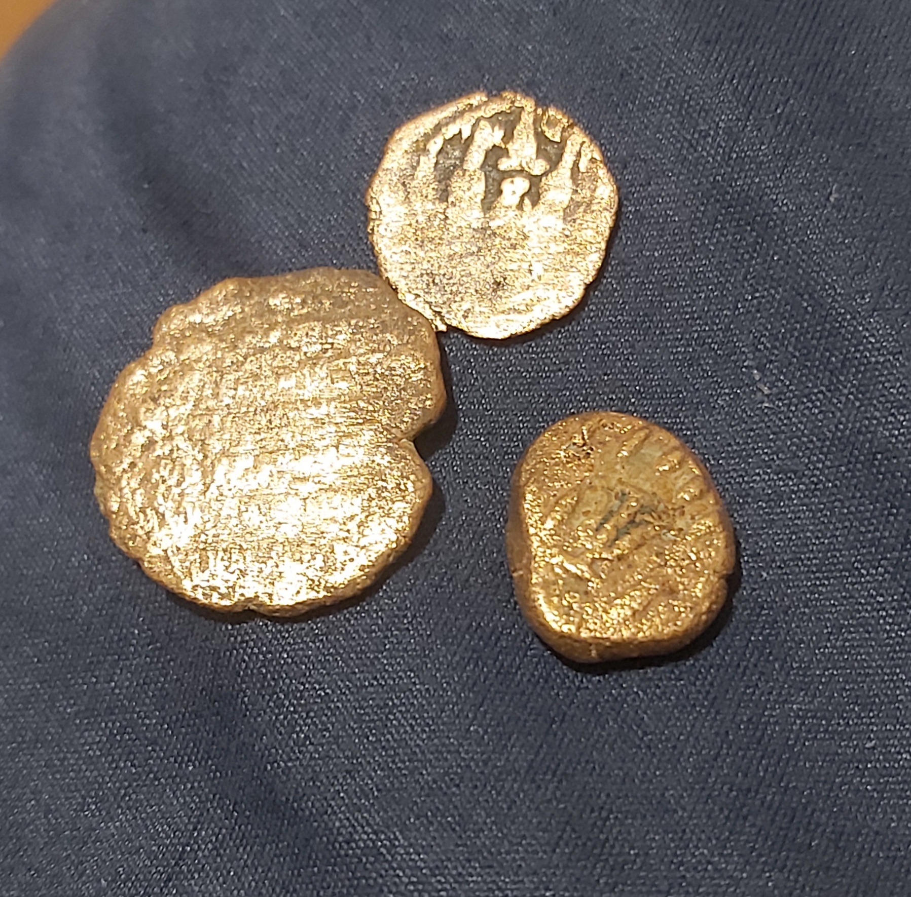 سه سکه باستانی دوران مختلف تاریح  مطابق تصویر