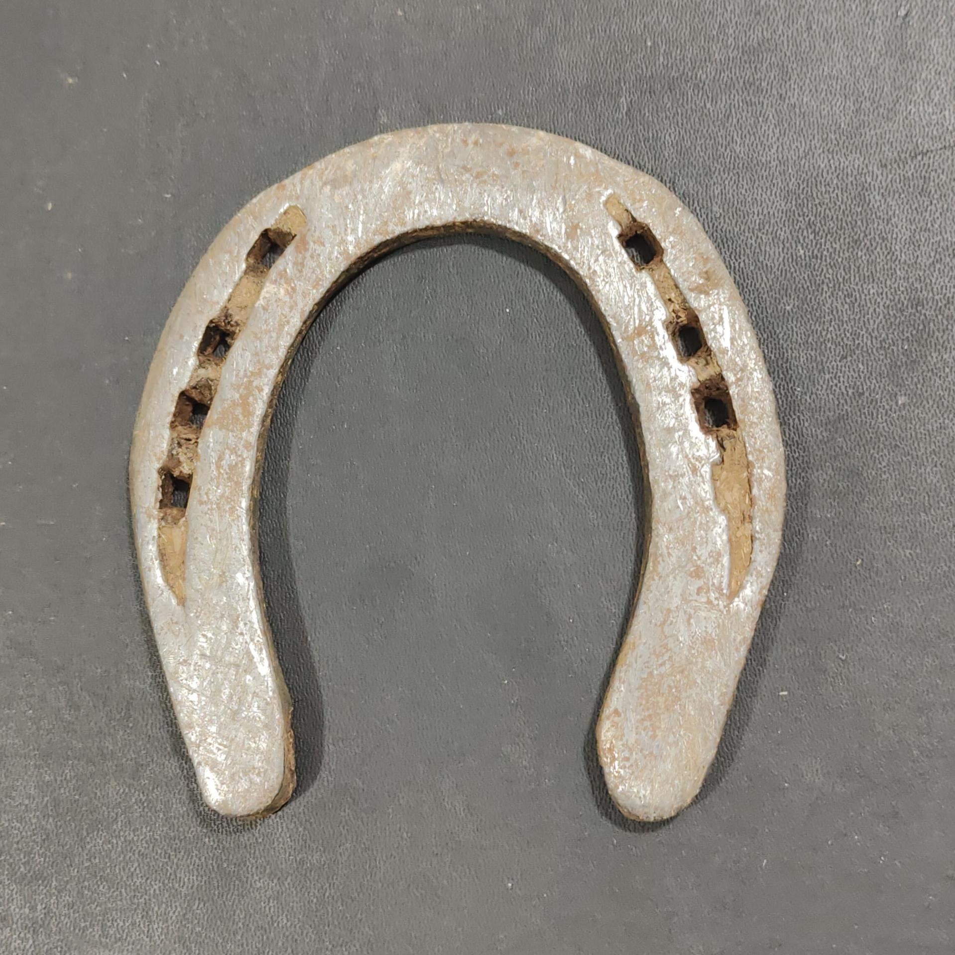 نعل اسب پا خورده