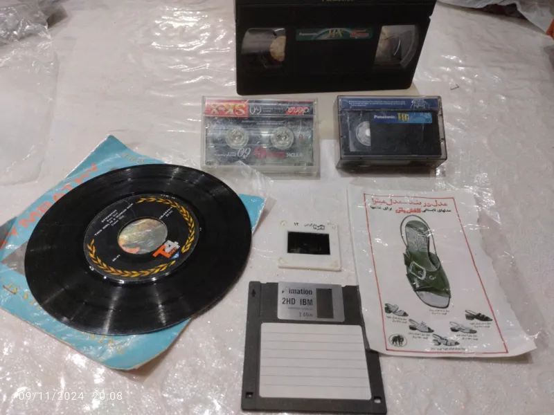 کاست و نوار و صحفه وتبلغ قدیمی بشرح توضیحات