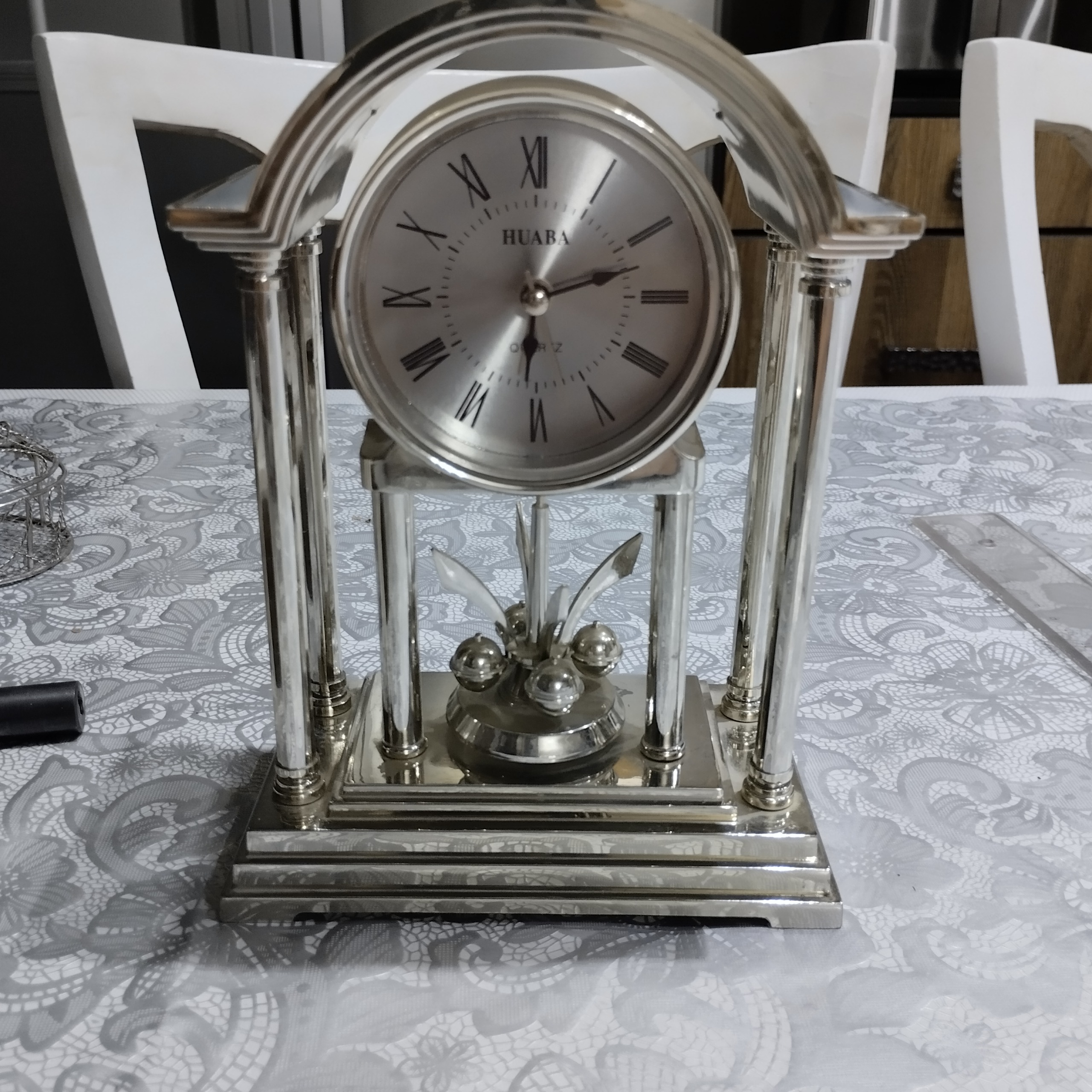 ساعت رومیزی توضیحات دارد طبق عکس ها