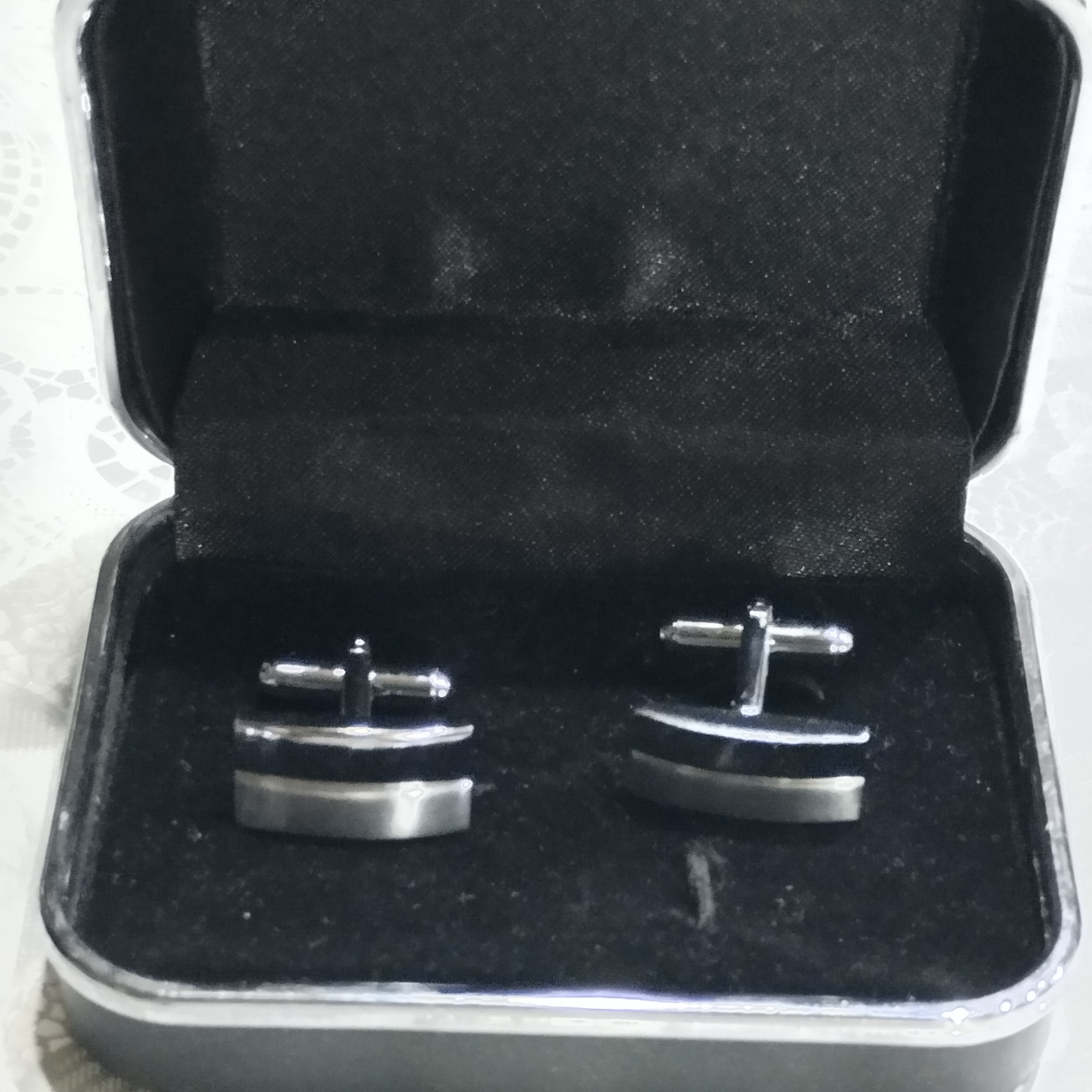 دکمه سر دست اصلی قدیمی با جعبه اصلی  بشرح توضیحات