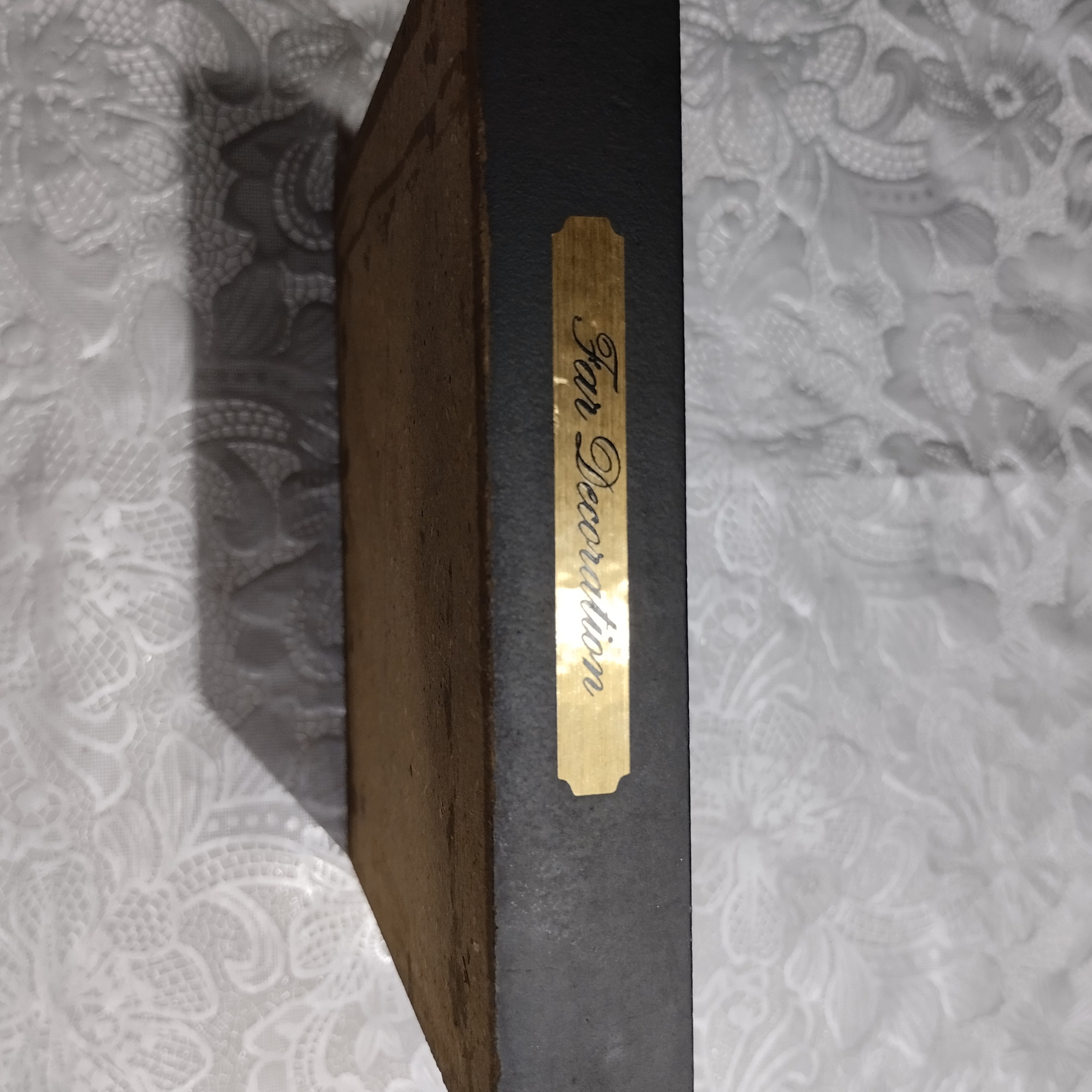 زیری یا پایه یا نگاه دارنده مجسمه یا هر کالای چوبی