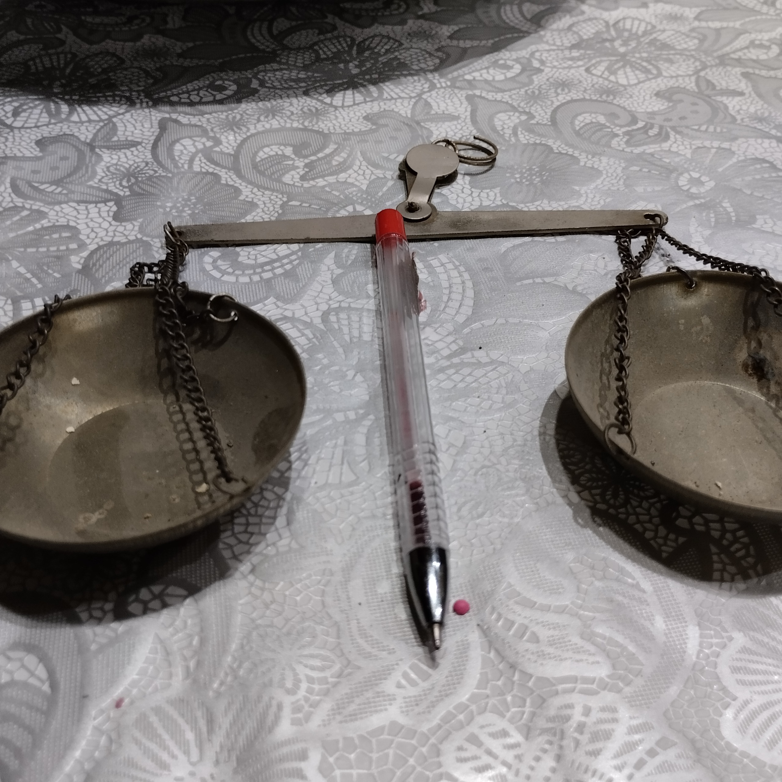 ترازوی فلزی دکوری زیبا سالم طبق عکس قدیمی