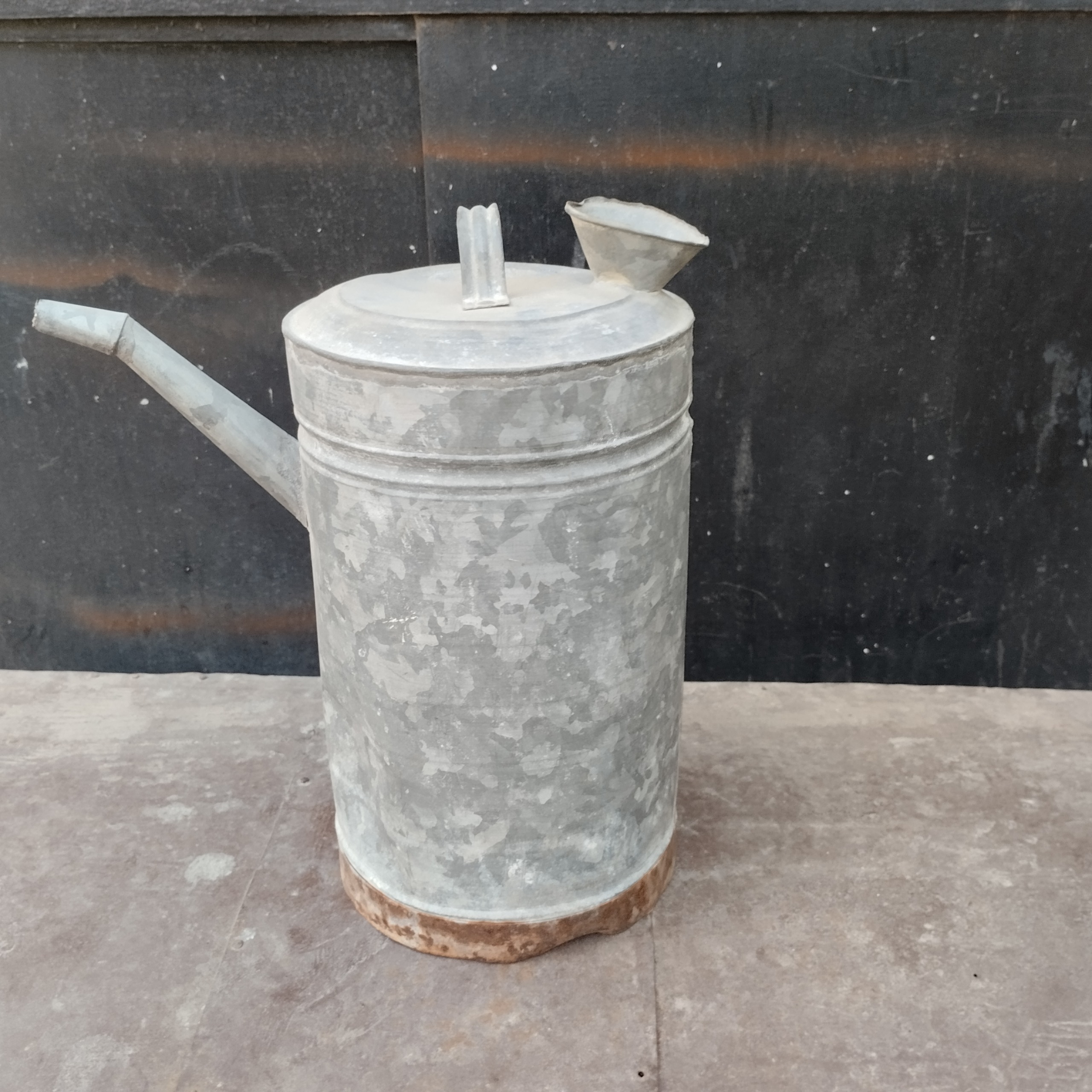 پیت نفت فلزی کلکسیونی نایاب  قیف دار -طبق عکس