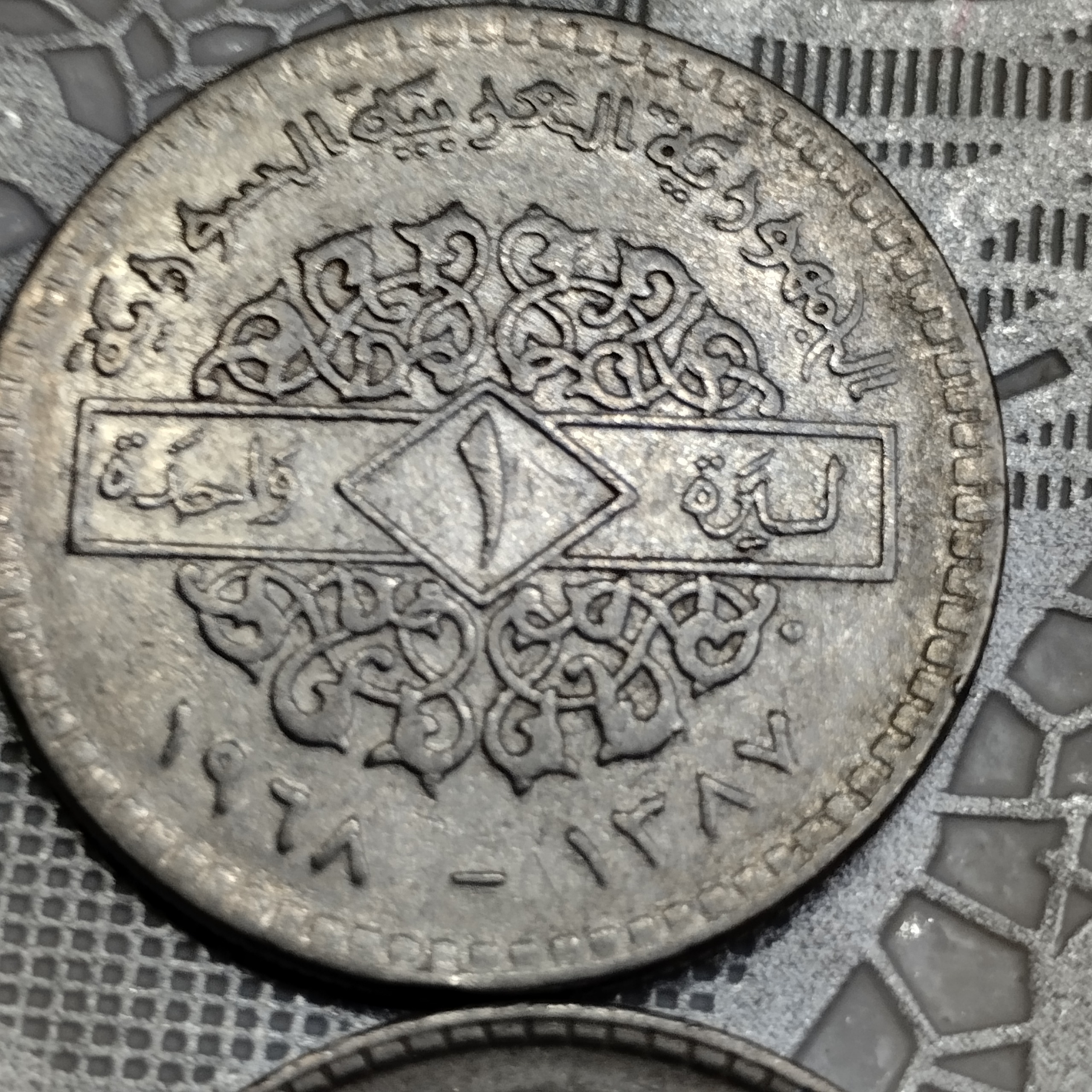 یک عدد سکه سوریه قدیم توضیحات دارد