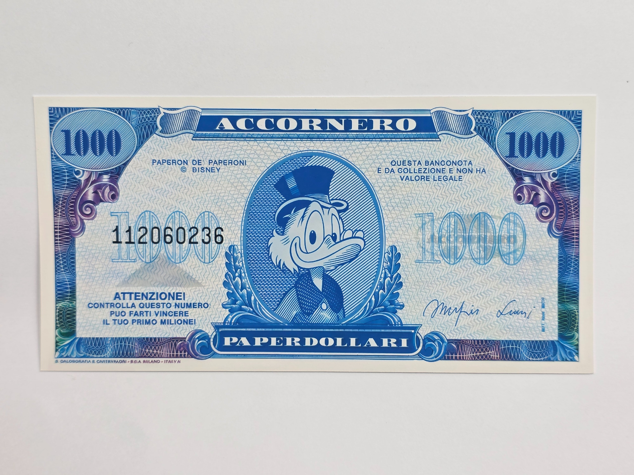 اسکناس 1.000 دلار دانل داک یه حالت پلیمری دارد