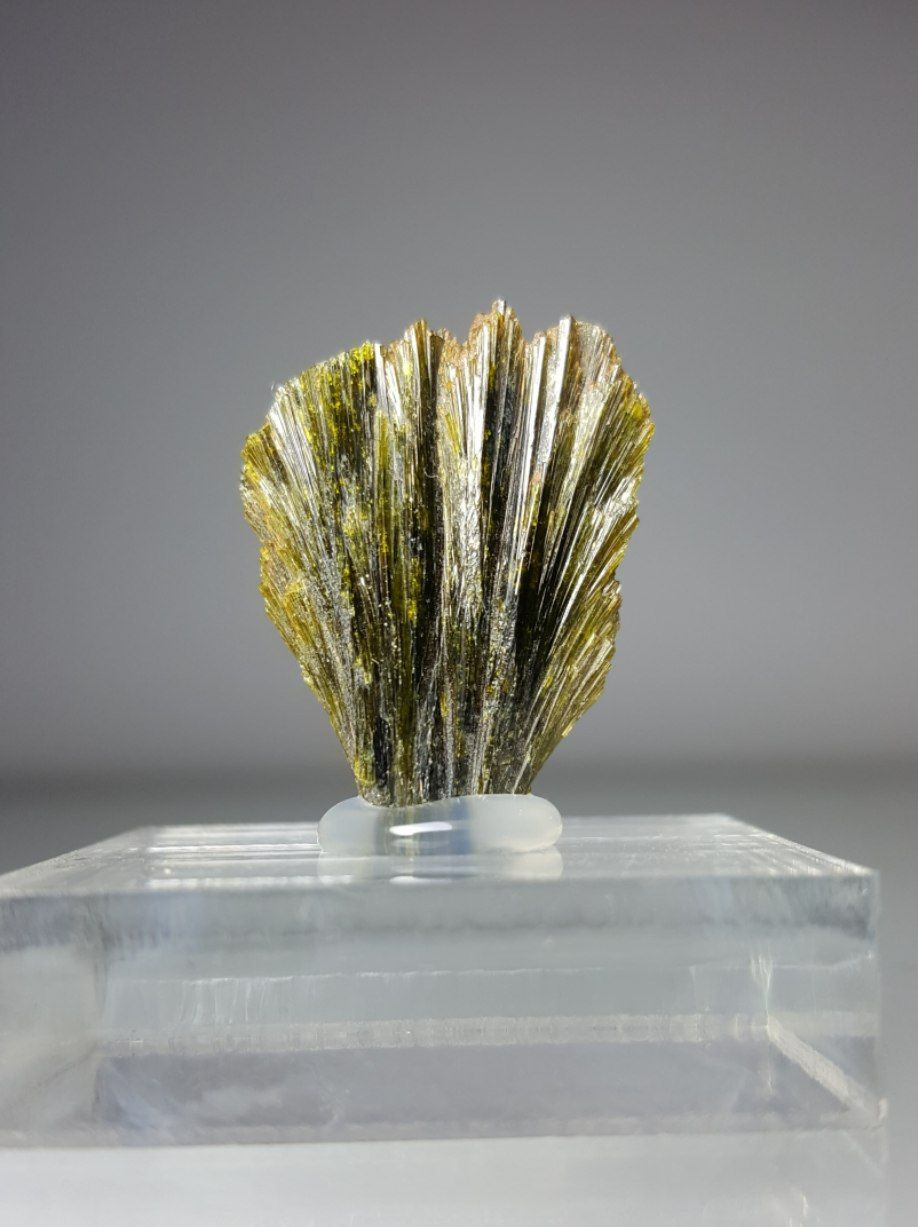 اپیدوت سبز (Epidote)