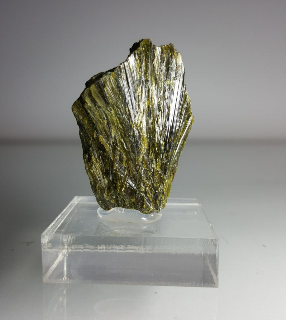 اپیدوت سبز (Epidote)