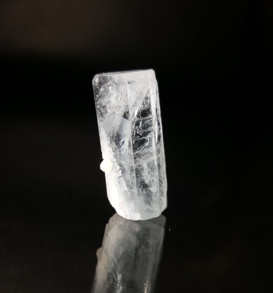 بلور آکوامارین (Aquamarine crystal)
