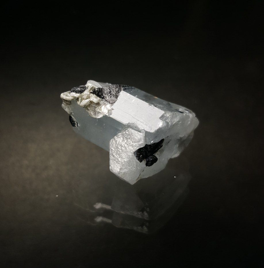 بلور آکوامارین (Aquamarine crystal)
