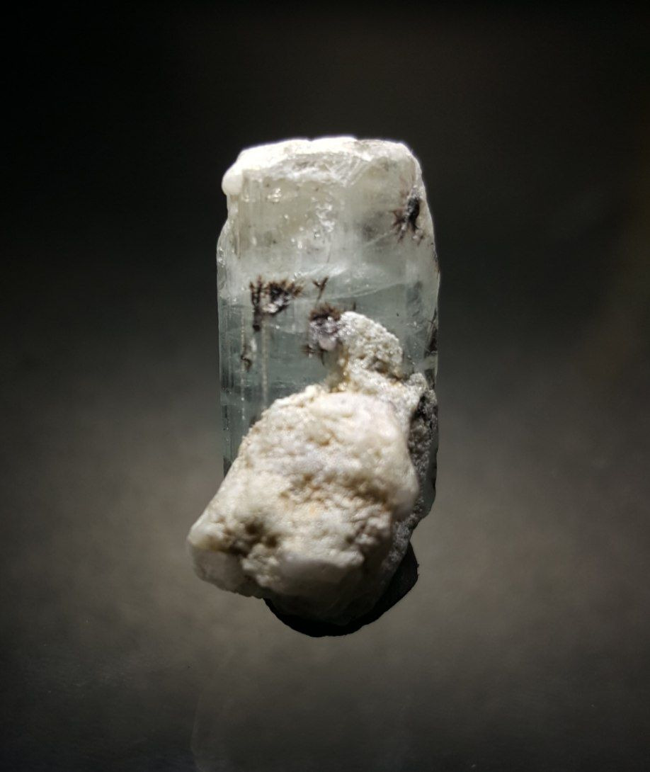 بلور آکوامارین (Aquamarine crystal)
