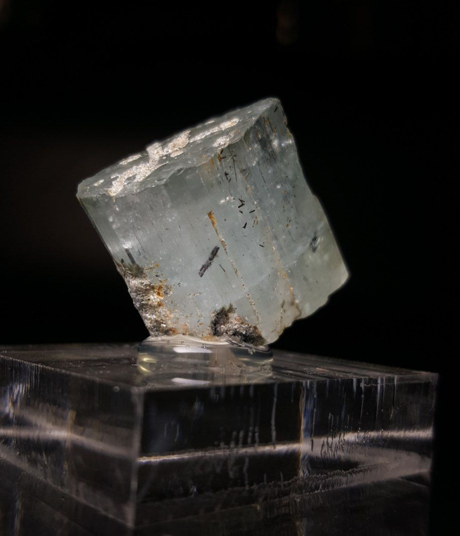 بلور آکوامارین (Aquamarine crystal)