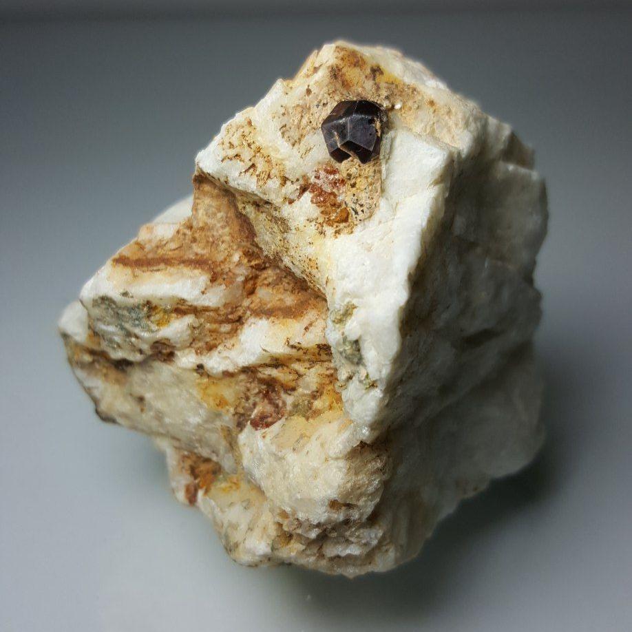 اسپسارتین گارنت روی بستر