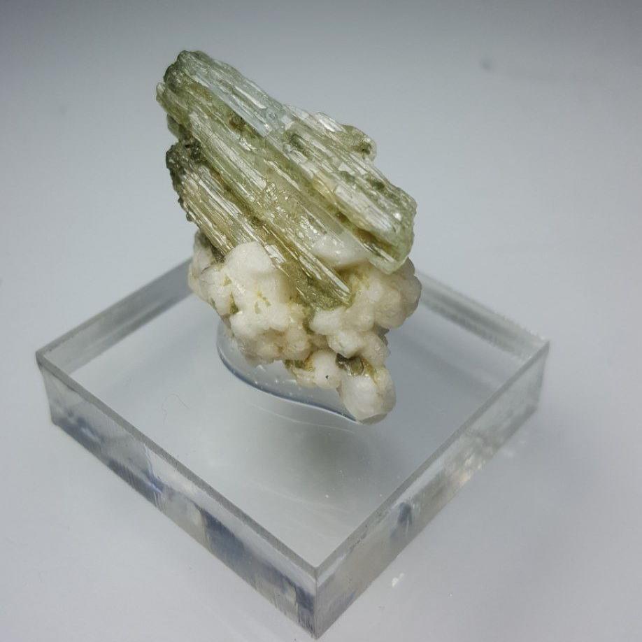 تورمالین سبز شفاف روی بستر