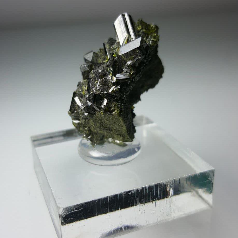 اپیدوت سیاه مینیاتوری (Black epidote)